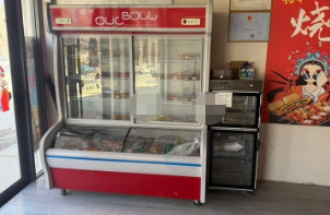 甘南地区餐饮店关门处理桌椅、展示柜、灶盘等