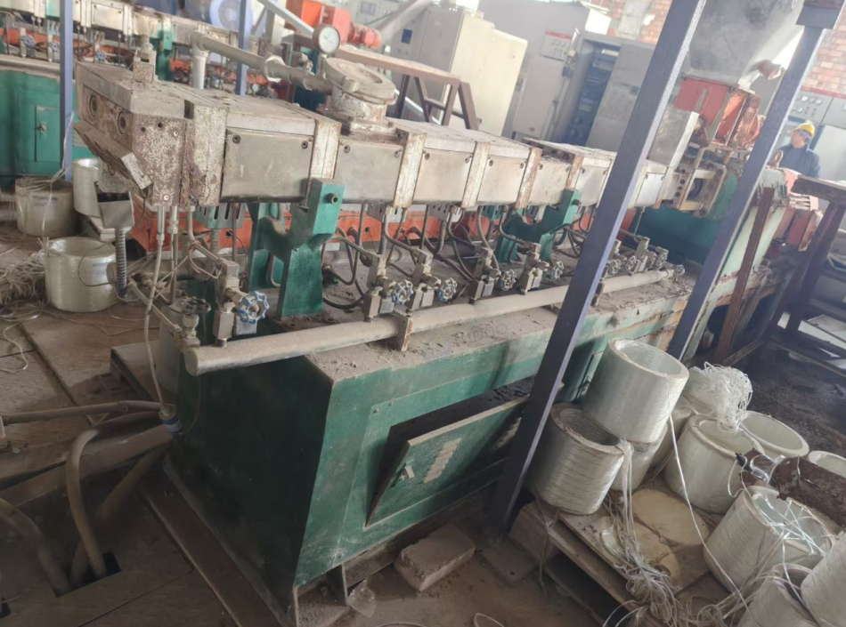 供应：冷却塔、配电箱、双螺杆挤出机等一批生产设备