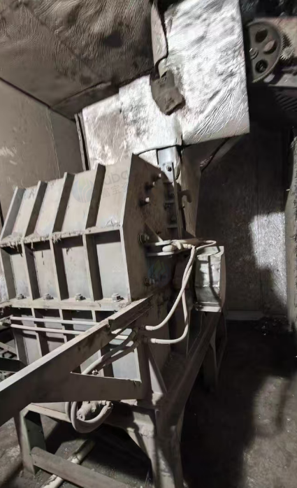 衡阳地区处理废旧金属破碎机、合力叉车带抱夹、液压机、200吨鳄鱼剪切机、立式液压打包机