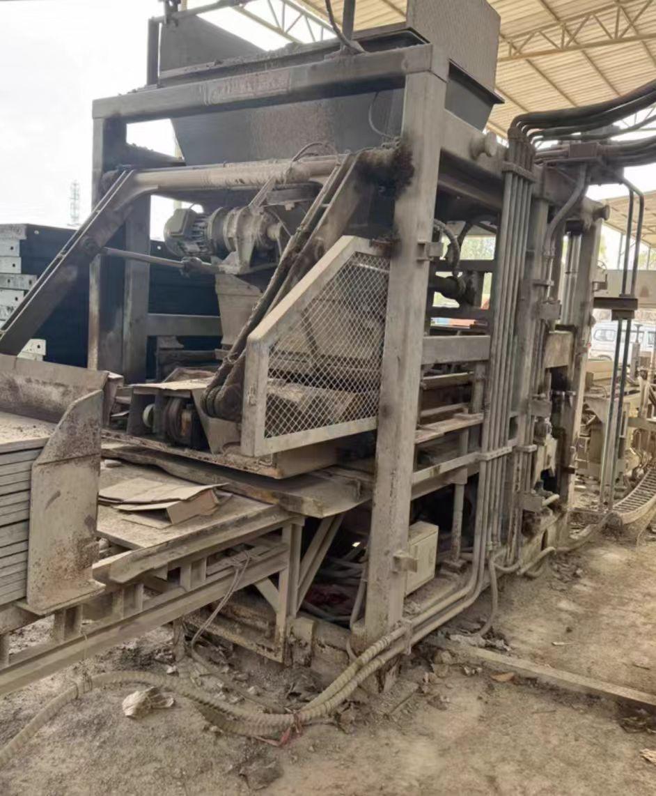黄山地区工厂处理群峰制砖机、1000型搅拌机、五套磨具