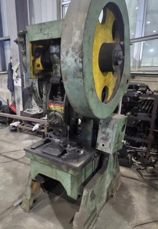 威海地区公司处理多台40吨冲床