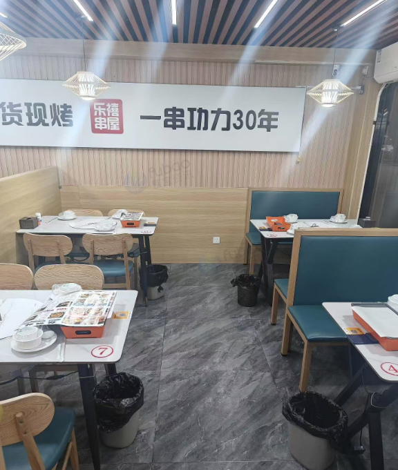 太原地区店铺处理不锈钢操作台、冰柜、六门冰箱、串串炉子全套烧烤店设备