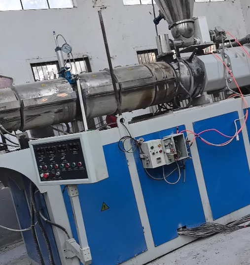 苏州地区工厂处理110地板挤出生产线