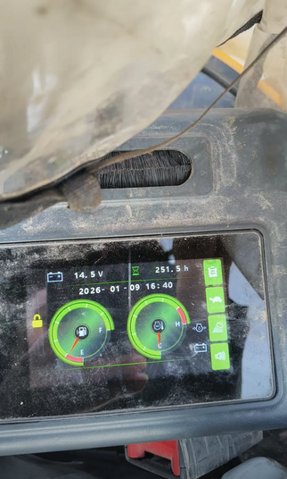 桂林地区个人处理2台挖掘机