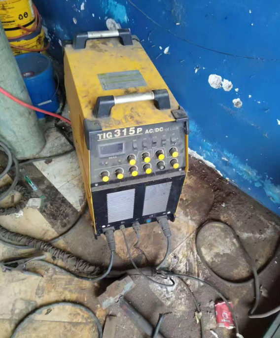 岳阳地区个人闲置处理一个氩弧焊机、一个二保焊机、一个大功率气泵