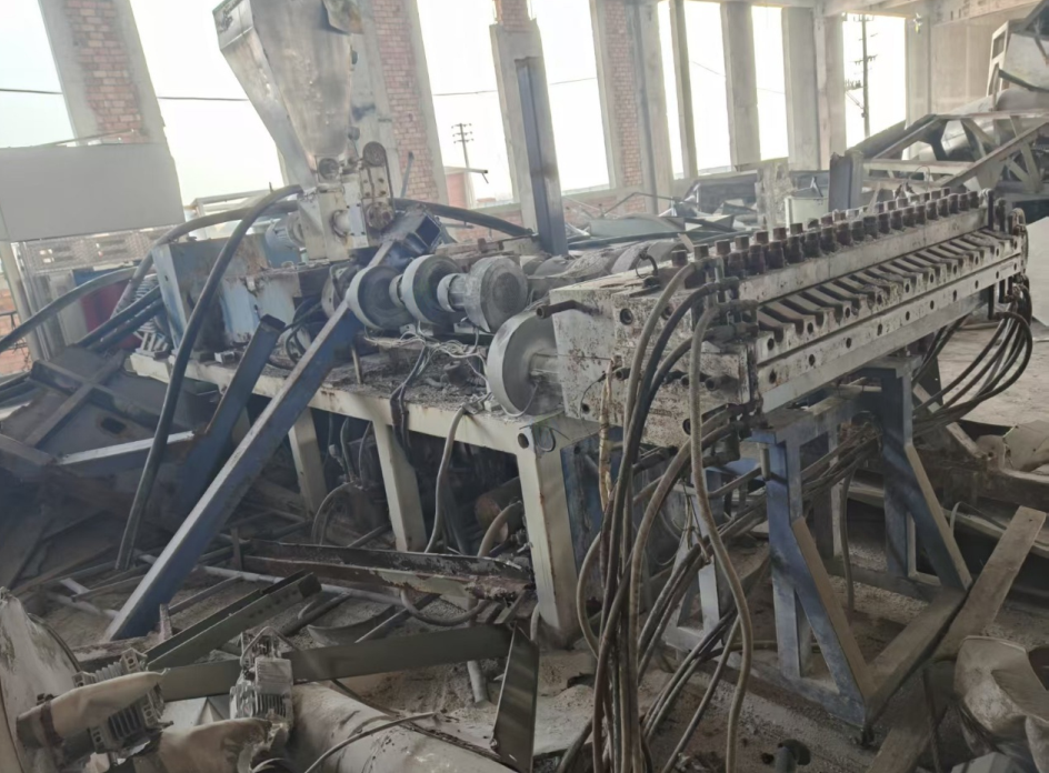 供应：冷却塔、配电箱、双螺杆挤出机等一批生产设备