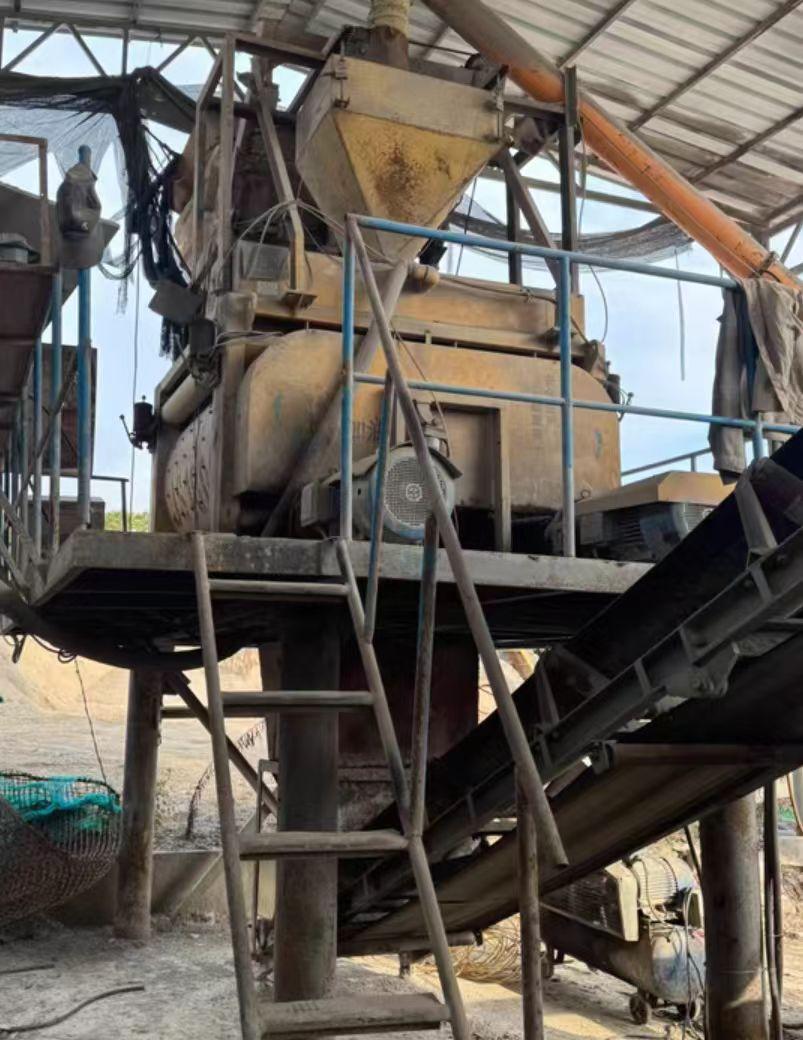 黄山地区工厂处理群峰制砖机、1000型搅拌机、五套磨具