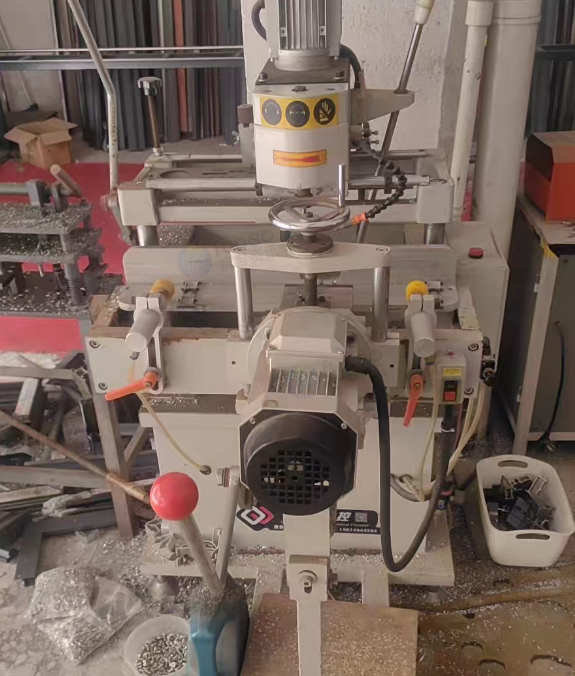 长沙地区工厂处理双头锯、钻铣中心等门窗加工设备一套