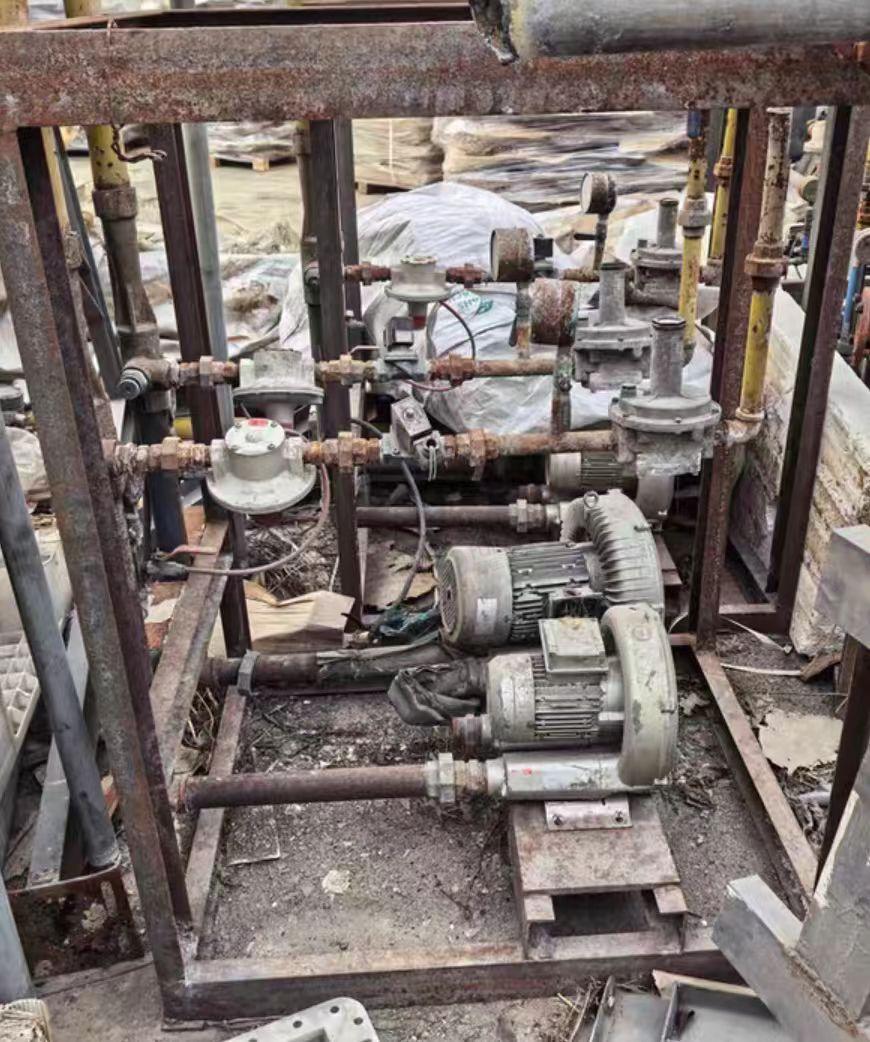 新乡地区杯厂倒闭处理螺杆空压机、托盘包装机、气泵、混合拌料机、塑料罐等