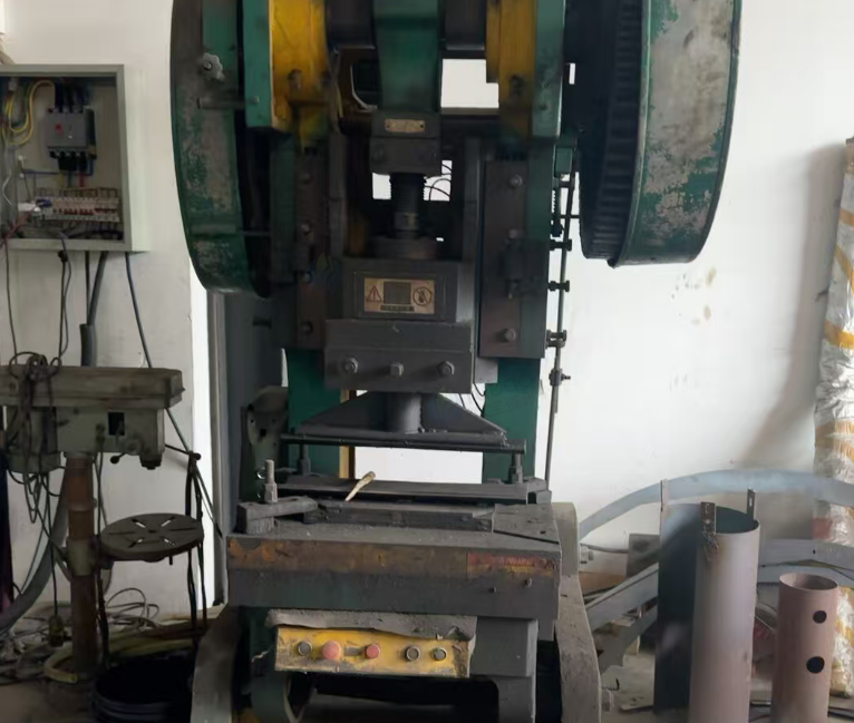 益阳地区处理力佳63吨开式可倾压力机