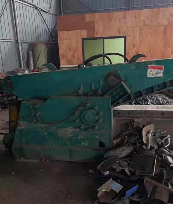 衡阳地区处理废旧金属破碎机、合力叉车带抱夹、液压机、200吨鳄鱼剪切机、立式液压打包机