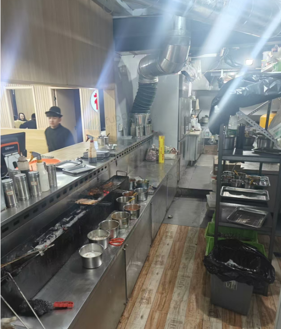 太原地区店铺处理不锈钢操作台、冰柜、六门冰箱、串串炉子全套烧烤店设备