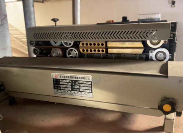 宿迁地区工厂处理数显控温连续薄膜封口机5台、转盘式圆瓶自动灌装机等设备