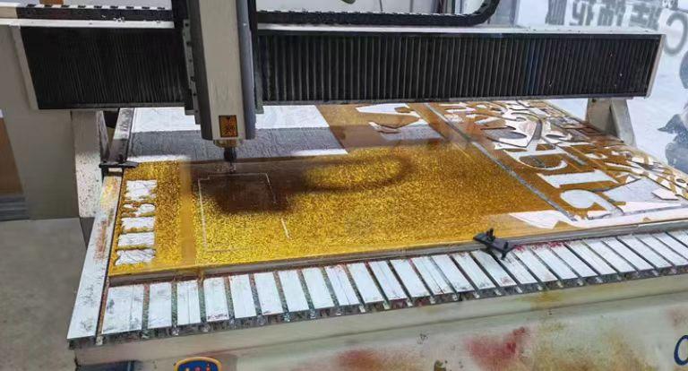 宣城地区处理装裱机、1318雕刻机、电动工具及办公用品等广告设备、材料