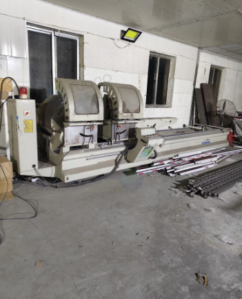 青岛地区个人处理数显精密双头锯 组角机等门窗加工设备