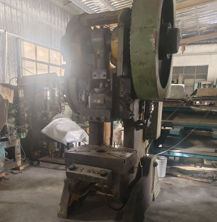 镇江地区工厂处理冲床3台、折弯机1台