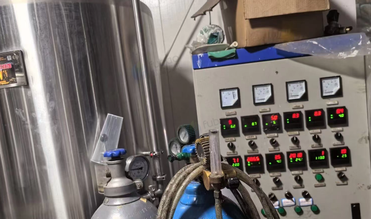 重庆地区处理精酿啤酒设备、发酵罐、糖化罐、压榨机、冰水罐、热水罐，配控制柜、压力表、气罐