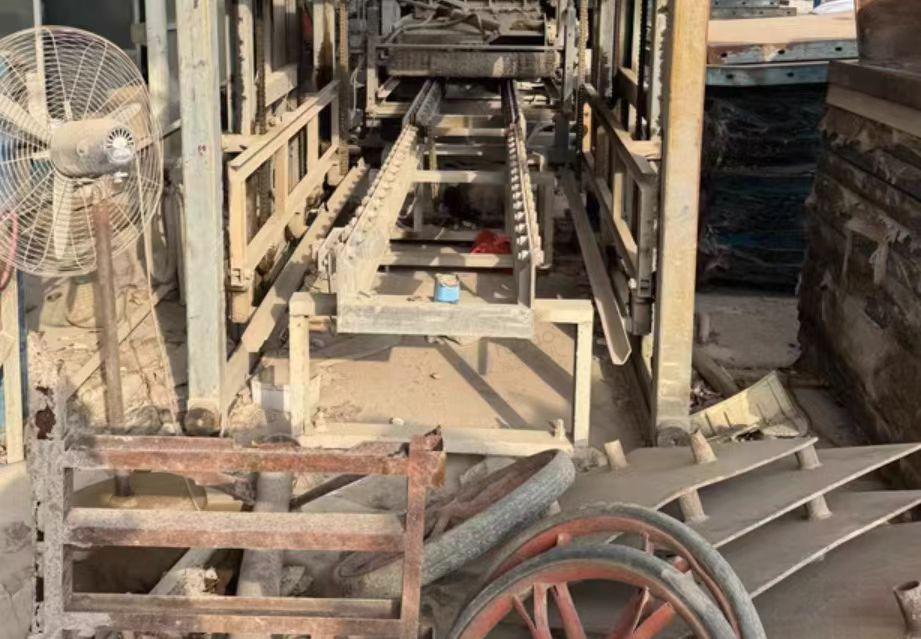 黄山地区工厂处理群峰制砖机、1000型搅拌机、五套磨具