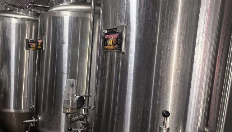 重庆地区处理精酿啤酒设备、发酵罐、糖化罐、压榨机、冰水罐、热水罐，配控制柜、压力表、气罐