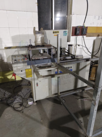 青岛地区个人处理数显精密双头锯 组角机等门窗加工设备