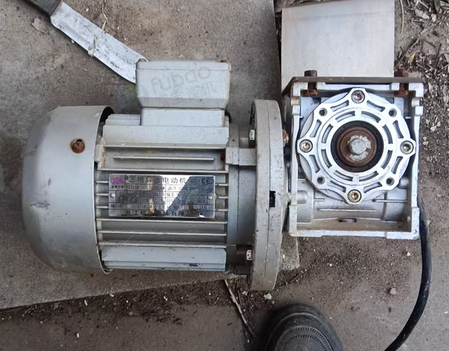 北京地区处理三相异步电动机配蜗轮蜗杆减速机2台