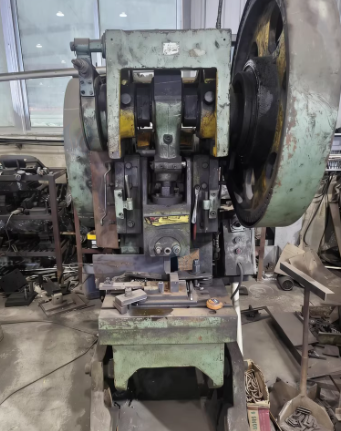 威海地区公司处理多台40吨冲床