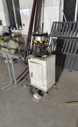 青岛地区个人处理数显精密双头锯 组角机等门窗加工设备