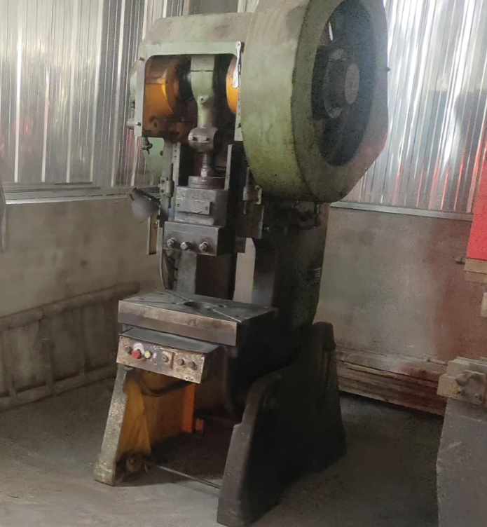 镇江地区工厂处理冲床3台、折弯机1台