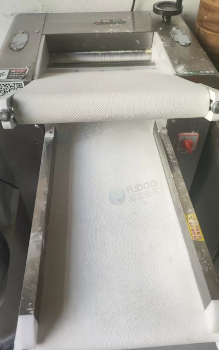 衡阳地区店铺处理压面机，和面机，操作台冰箱，醒发箱等全套包子店设备