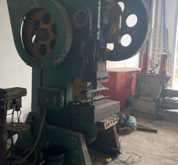 益阳地区处理南京力佳63吨开式可倾压力机JB23-63