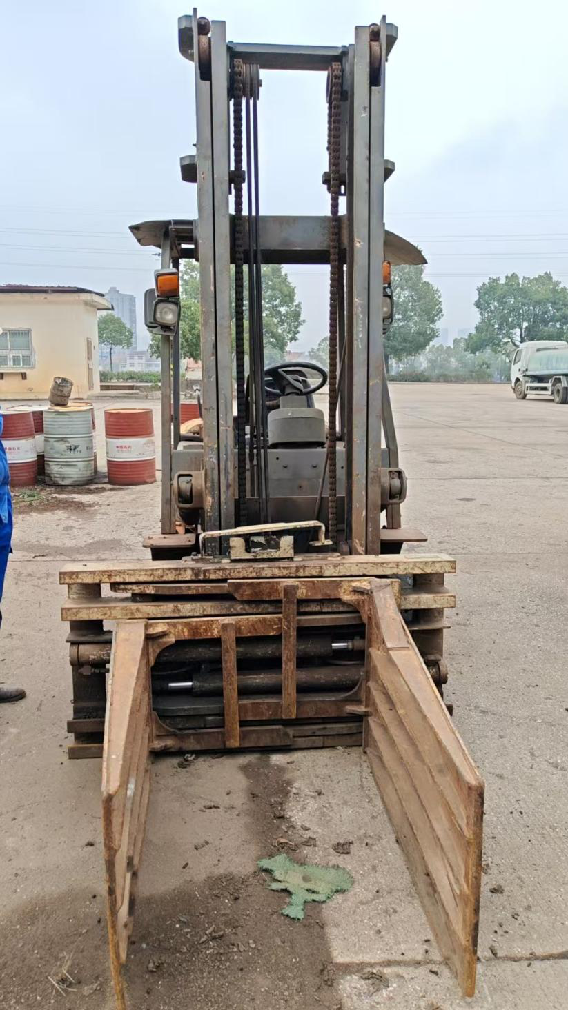 1月26日武汉葛洲坝兴业再生资源公司废旧设备（FD35龙工叉车）3转让公告