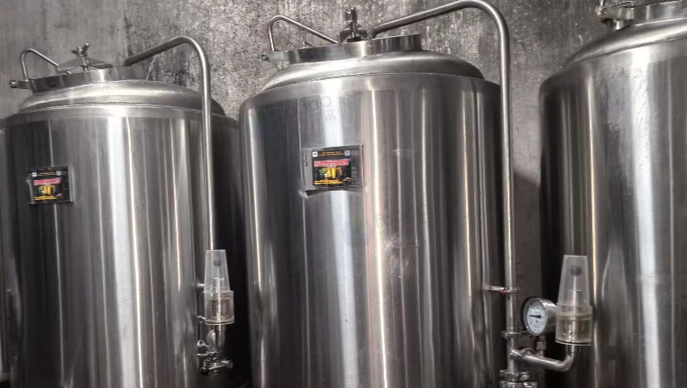 重庆地区处理精酿啤酒设备、发酵罐、糖化罐、压榨机、冰水罐、热水罐，配控制柜、压力表、气罐