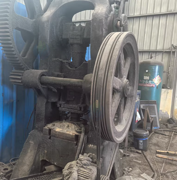 沧州地区处理8公斤机器人、100吨冲床、上料机、150数控车床、不锈钢输送链板整套