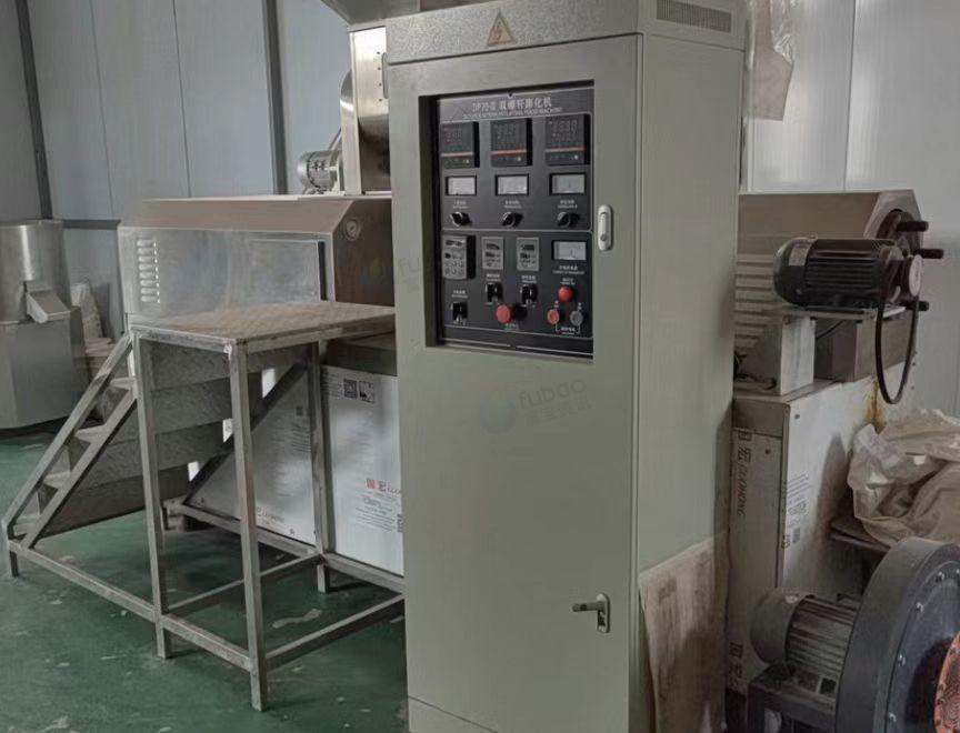 泰州地区处理双螺杆膨化机、配套高速搅拌机、上料机、风送机等整套食品设备