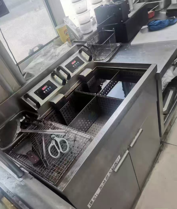 太原地区店铺处理风幕柜、油炸锅、收银机等夸父炸串店设备一套