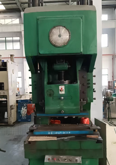 苏州地区工厂处理160T徐锻JA21压力机1台、6140车床2台