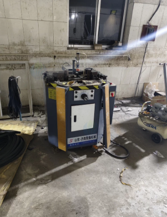 青岛地区个人处理数显精密双头锯 组角机等门窗加工设备