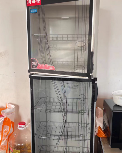 昆明地区店铺处理厨具、冰箱、操作台、置物架、炉子等