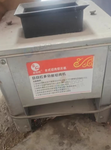 潍坊地区处理台式切肉切片机、两个麻辣烫展示柜、面炉