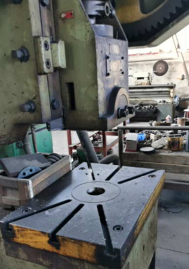 四平地区工厂处理40T杨力深喉冲床