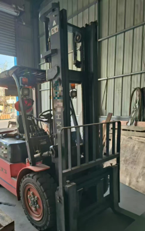 潍坊地区处理21年3吨龙工叉车