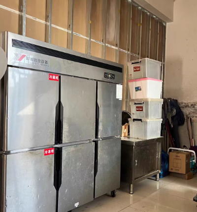 昆明地区店铺处理厨具、冰箱、操作台、置物架、炉子等