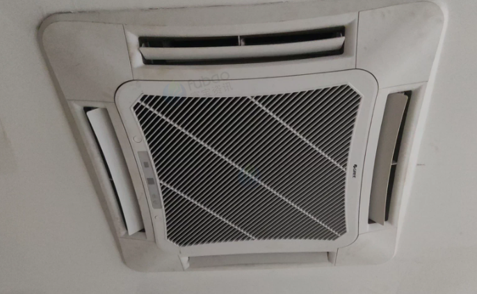 长春地区处理5P吸顶中央空调2台、5P美的风管机