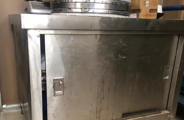 昆明地区店铺处理厨具、冰箱、操作台、置物架、炉子等