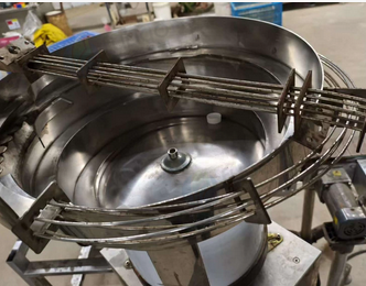 石家庄地区处理水剂流水线灌装机14头自流，双头拧盖机，理盖机一条流水线