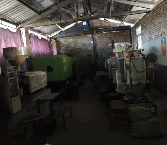 成都地区工厂处理HTK100注塑机、8台设备、各类配套加工设备