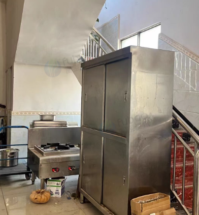 昆明地区店铺处理厨具、冰箱、操作台、置物架、炉子等