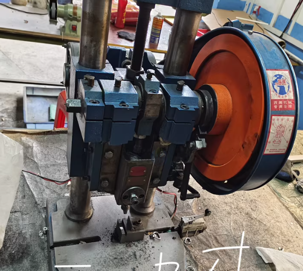 杭州地区处理台式冲床3吨一台、5吨2台、1吨10台