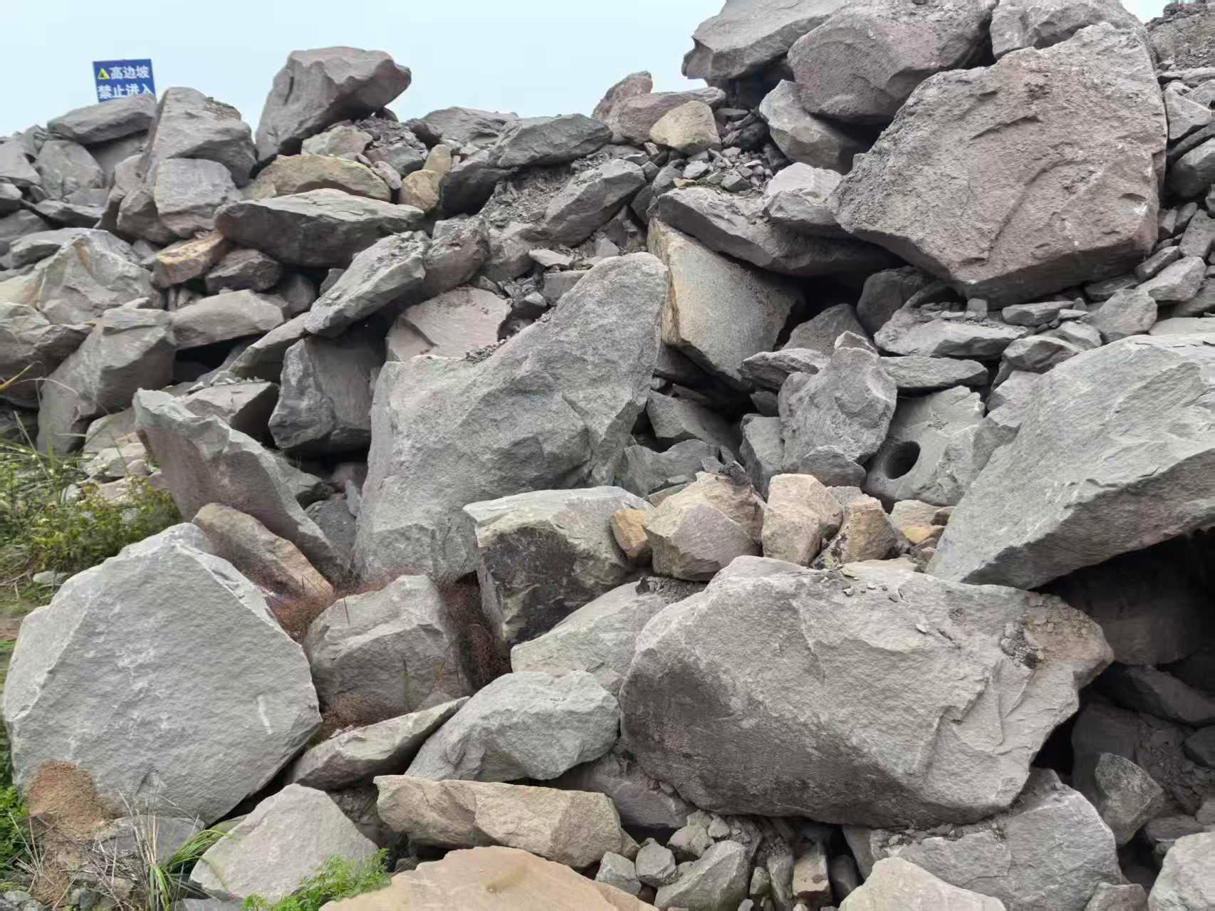 3月9日重庆渝北区医院剩余建筑用砂岩一批转让公告