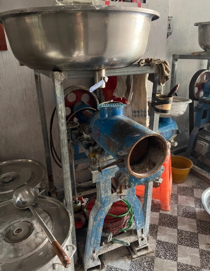 贵阳地区处理雪村冷藏展示柜、粉机两台、粉碎机一台、蒸汽机